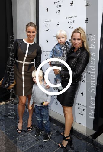 Amsterdam 4 oktober 2012
Doutzen Kroes opent de G Star woman winkel in Amsterdam. Lieke en Jetteke v Lexmond met kinderen
Peter Smulders bv