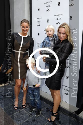 Amsterdam 4 oktober 2012
Doutzen Kroes opent de G Star woman winkel in Amsterdam. Lieke en Jetteke v Lexmond met kinderen
Peter Smulders bv
