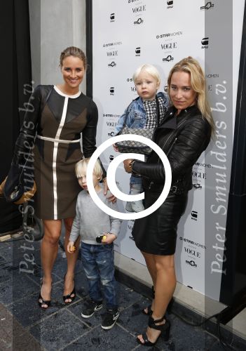 Amsterdam 4 oktober 2012
Doutzen Kroes opent de G Star woman winkel in Amsterdam. Lieke en Jetteke v Lexmond met kinderen
Peter Smulders bv
