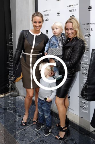 Amsterdam 4 oktober 2012
Doutzen Kroes opent de G Star woman winkel in Amsterdam. Lieke en Jetteke v Lexmond met kinderen
Peter Smulders bv