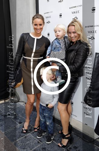 Amsterdam 4 oktober 2012
Doutzen Kroes opent de G Star woman winkel in Amsterdam. Lieke en Jetteke v Lexmond met kinderen
Peter Smulders bv