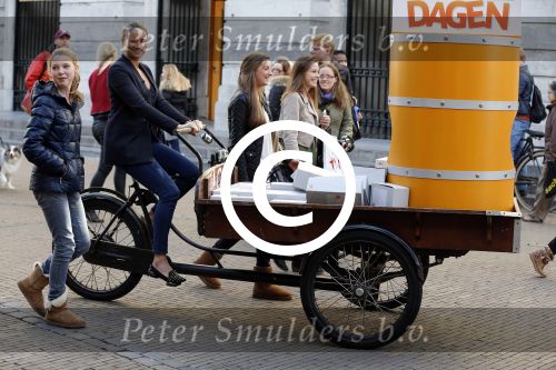 Utrecht 15 oktober 2012
Lieke v lexmond met bakfiets in cenrum Utrecht ivm aktie Post NL.
Peter Smulders bv