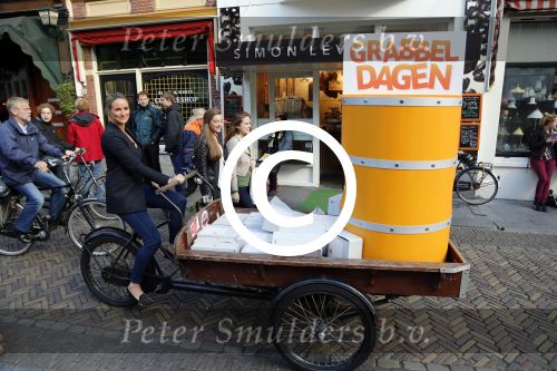 Utrecht 15 oktober 2012
Lieke v lexmond met bakfiets in cenrum Utrecht ivm aktie Post NL.
Peter Smulders bv