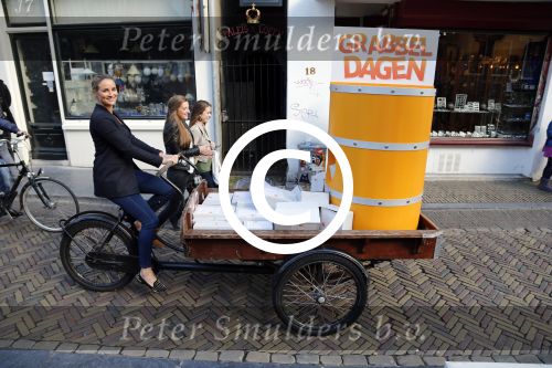 Utrecht 15 oktober 2012
Lieke v lexmond met bakfiets in cenrum Utrecht ivm aktie Post NL.
Peter Smulders bv