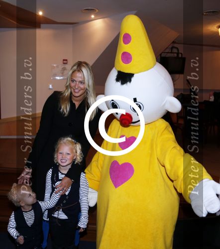 Hoorn 13 oktober 2012
Premiere Bumba in de schouwburg van Hoorn. jan en Lisa Smit met Fem en Emma en Nick Schilder met Kirsten en dochter
Peter Smulders bv
