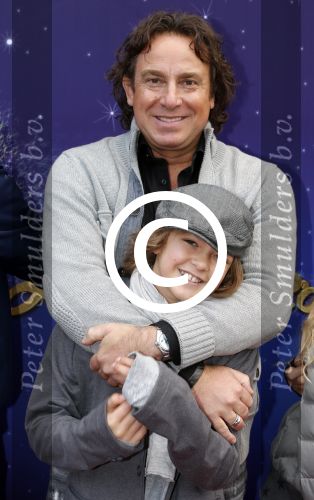 Amsterdam 7 oktober 2012
Premiere Sien en Diego de magische bron van Myra in Pathe Arena
met Jada Borsato Peter Faber en Harold Verwoert ( coole piet Diego) in de hoofdrollen. Marco leontine Luca Jada Senna Mary Borsato en Romy en Jacky Omtzigt .
Peter Smulders bv