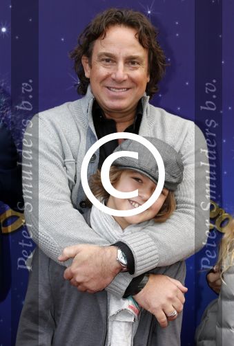 Amsterdam 7 oktober 2012
Premiere Sien en Diego de magische bron van Myra in Pathe Arena
met Jada Borsato Peter Faber en Harold Verwoert ( coole piet Diego) in de hoofdrollen. Marco leontine Luca Jada Senna Mary Borsato en Romy en Jacky Omtzigt .
Peter Smulders bv