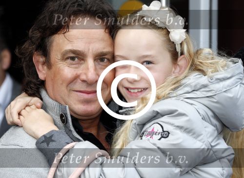 Amsterdam 7 oktober 2012
Premiere Sien en Diego de magische bron van Myra in Pathe Arena
met Jada Borsato Peter Faber en Harold Verwoert ( coole piet Diego) in de hoofdrollen. Marco leontine Luca Jada Senna Mary Borsato en Romy en Jacky Omtzigt .
Peter Smulders bv