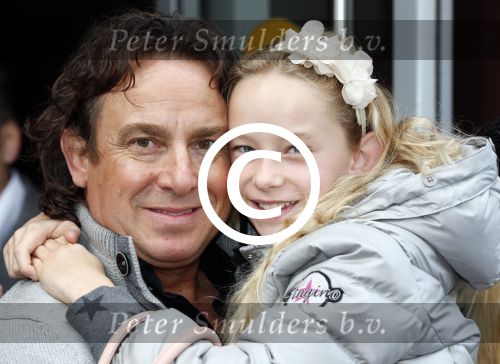 Amsterdam 7 oktober 2012
Premiere Sien en Diego de magische bron van Myra in Pathe Arena
met Jada Borsato Peter Faber en Harold Verwoert ( coole piet Diego) in de hoofdrollen. Marco leontine Luca Jada Senna Mary Borsato en Romy en Jacky Omtzigt .
Peter Smulders bv
