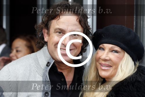 Amsterdam 7 oktober 2012
Premiere Sien en Diego de magische bron van Myra in Pathe Arena
met Jada Borsato Peter Faber en Harold Verwoert ( coole piet Diego) in de hoofdrollen. Marco leontine Luca Jada Senna Mary Borsato en Romy en Jacky Omtzigt .
Peter Smulders bv