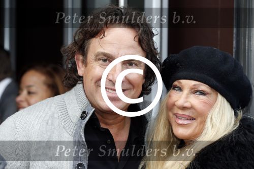 Amsterdam 7 oktober 2012
Premiere Sien en Diego de magische bron van Myra in Pathe Arena
met Jada Borsato Peter Faber en Harold Verwoert ( coole piet Diego) in de hoofdrollen. Marco leontine Luca Jada Senna Mary Borsato en Romy en Jacky Omtzigt .
Peter Smulders bv