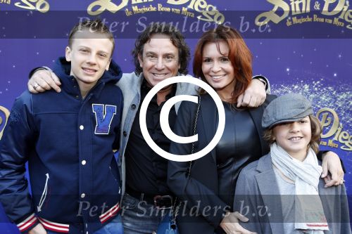 Amsterdam 7 oktober 2012
Premiere Sien en Diego de magische bron van Myra in Pathe Arena
met Jada Borsato Peter Faber en Harold Verwoert ( coole piet Diego) in de hoofdrollen. Marco leontine Luca Jada Senna Mary Borsato en Romy en Jacky Omtzigt .
Peter Smulders bv