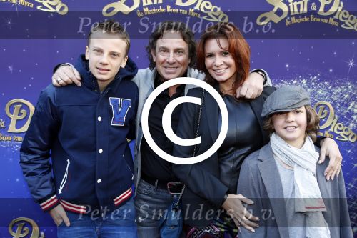 Amsterdam 7 oktober 2012
Premiere Sien en Diego de magische bron van Myra in Pathe Arena
met Jada Borsato Peter Faber en Harold Verwoert ( coole piet Diego) in de hoofdrollen. Marco leontine Luca Jada Senna Mary Borsato en Romy en Jacky Omtzigt .
Peter Smulders bv