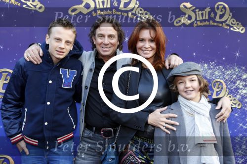 Amsterdam 7 oktober 2012
Premiere Sien en Diego de magische bron van Myra in Pathe Arena
met Jada Borsato Peter Faber en Harold Verwoert ( coole piet Diego) in de hoofdrollen. Marco leontine Luca Jada Senna Mary Borsato en Romy en Jacky Omtzigt .
Peter Smulders bv