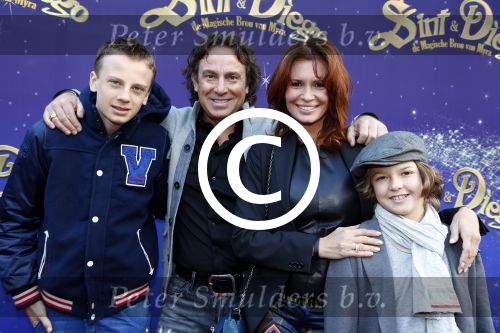 Amsterdam 7 oktober 2012
Premiere Sien en Diego de magische bron van Myra in Pathe Arena
met Jada Borsato Peter Faber en Harold Verwoert ( coole piet Diego) in de hoofdrollen. Marco leontine Luca Jada Senna Mary Borsato en Romy en Jacky Omtzigt .
Peter Smulders bv