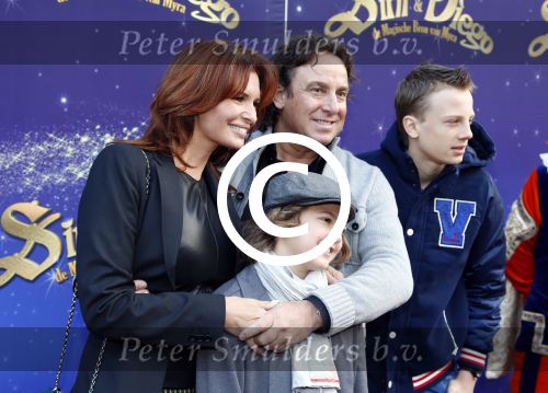 Amsterdam 7 oktober 2012
Premiere Sien en Diego de magische bron van Myra in Pathe Arena
met Jada Borsato Peter Faber en Harold Verwoert ( coole piet Diego) in de hoofdrollen. Marco leontine Luca Jada Senna Mary Borsato en Romy en Jacky Omtzigt .
Peter Smulders bv