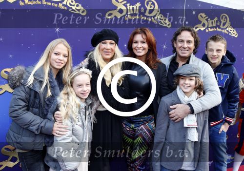 Amsterdam 7 oktober 2012
Premiere Sien en Diego de magische bron van Myra in Pathe Arena
met Jada Borsato Peter Faber en Harold Verwoert ( coole piet Diego) in de hoofdrollen. Marco leontine Luca Jada Senna Mary Borsato en Romy en Jacky Omtzigt .
Peter Smulders bv
