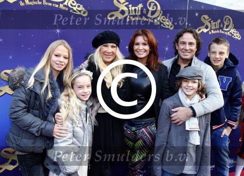 Amsterdam 7 oktober 2012
Premiere Sien en Diego de magische bron van Myra in Pathe Arena
met Jada Borsato Peter Faber en Harold Verwoert ( coole piet Diego) in de hoofdrollen. Marco leontine Luca Jada Senna Mary Borsato en Romy en Jacky Omtzigt .
Peter Smulders bv