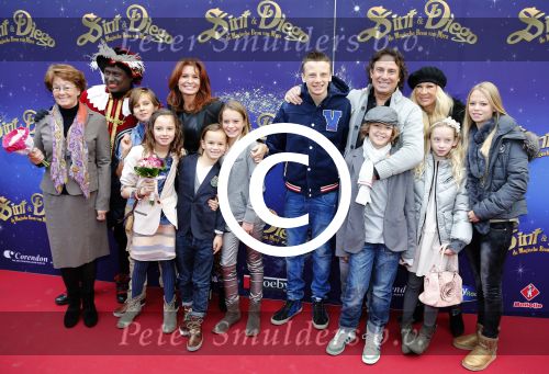 Amsterdam 7 oktober 2012
Premiere Sien en Diego de magische bron van Myra in Pathe Arena
met Jada Borsato Peter Faber en Harold Verwoert ( coole piet Diego) in de hoofdrollen. Marco leontine Luca Jada Senna Mary Borsato en Romy en Jacky Omtzigt .
Peter Smulders bv