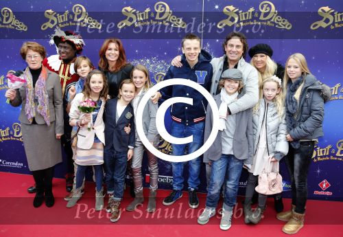 Amsterdam 7 oktober 2012
Premiere Sien en Diego de magische bron van Myra in Pathe Arena
met Jada Borsato Peter Faber en Harold Verwoert ( coole piet Diego) in de hoofdrollen. Marco leontine Luca Jada Senna Mary Borsato en Romy en Jacky Omtzigt .
Peter Smulders bv