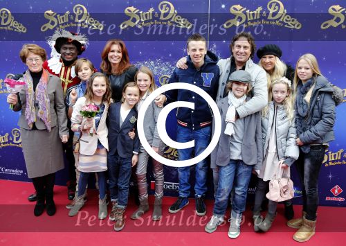 Amsterdam 7 oktober 2012
Premiere Sien en Diego de magische bron van Myra in Pathe Arena
met Jada Borsato Peter Faber en Harold Verwoert ( coole piet Diego) in de hoofdrollen. Marco leontine Luca Jada Senna Mary Borsato en Romy en Jacky Omtzigt .
Peter Smulders bv