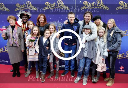 Amsterdam 7 oktober 2012
Premiere Sien en Diego de magische bron van Myra in Pathe Arena
met Jada Borsato Peter Faber en Harold Verwoert ( coole piet Diego) in de hoofdrollen. Marco leontine Luca Jada Senna Mary Borsato en Romy en Jacky Omtzigt .
Peter Smulders bv
