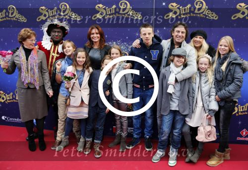 Amsterdam 7 oktober 2012
Premiere Sien en Diego de magische bron van Myra in Pathe Arena
met Jada Borsato Peter Faber en Harold Verwoert ( coole piet Diego) in de hoofdrollen. Marco leontine Luca Jada Senna Mary Borsato en Romy en Jacky Omtzigt .
Peter Smulders bv