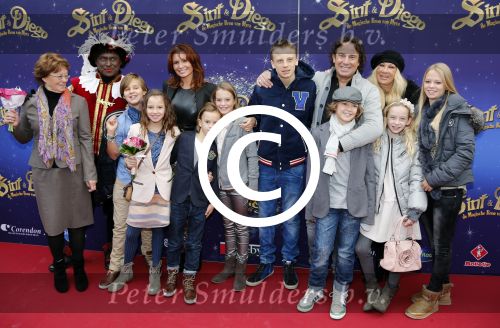 Amsterdam 7 oktober 2012
Premiere Sien en Diego de magische bron van Myra in Pathe Arena
met Jada Borsato Peter Faber en Harold Verwoert ( coole piet Diego) in de hoofdrollen. Marco leontine Luca Jada Senna Mary Borsato en Romy en Jacky Omtzigt .
Peter Smulders bv
