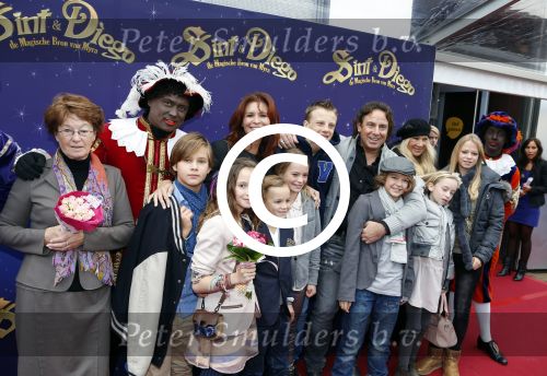 Amsterdam 7 oktober 2012
Premiere Sien en Diego de magische bron van Myra in Pathe Arena
met Jada Borsato Peter Faber en Harold Verwoert ( coole piet Diego) in de hoofdrollen. Marco leontine Luca Jada Senna Mary Borsato en Romy en Jacky Omtzigt .
Peter Smulders bv