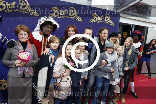 Amsterdam 7 oktober 2012
Premiere Sien en Diego de magische bron van Myra in Pathe Arena
met Jada Borsato Peter Faber en Harold Verwoert ( coole piet Diego) in de hoofdrollen. Marco leontine Luca Jada Senna Mary Borsato en Romy en Jacky Omtzigt .
Peter Smulders bv