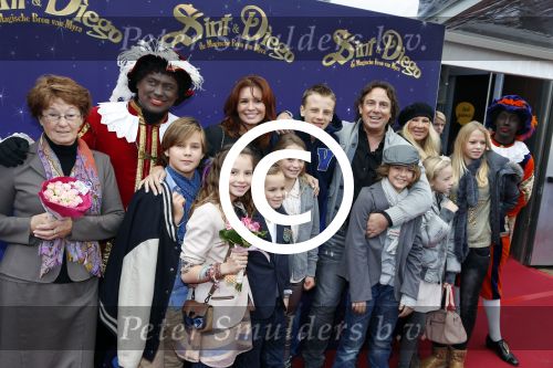 Amsterdam 7 oktober 2012
Premiere Sien en Diego de magische bron van Myra in Pathe Arena
met Jada Borsato Peter Faber en Harold Verwoert ( coole piet Diego) in de hoofdrollen. Marco leontine Luca Jada Senna Mary Borsato en Romy en Jacky Omtzigt .
Peter Smulders bv