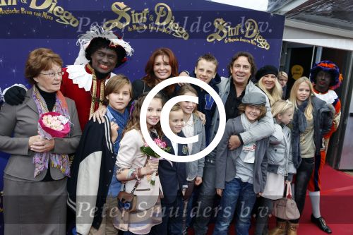 Amsterdam 7 oktober 2012
Premiere Sien en Diego de magische bron van Myra in Pathe Arena
met Jada Borsato Peter Faber en Harold Verwoert ( coole piet Diego) in de hoofdrollen. Marco leontine Luca Jada Senna Mary Borsato en Romy en Jacky Omtzigt .
Peter Smulders bv