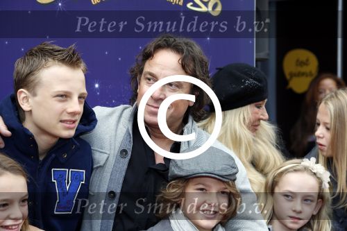Amsterdam 7 oktober 2012
Premiere Sien en Diego de magische bron van Myra in Pathe Arena
met Jada Borsato Peter Faber en Harold Verwoert ( coole piet Diego) in de hoofdrollen. Marco leontine Luca Jada Senna Mary Borsato en Romy en Jacky Omtzigt .
Peter Smulders bv