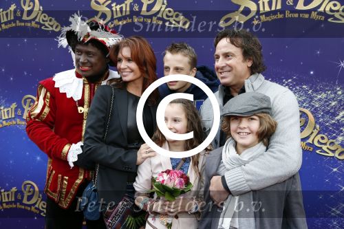 Amsterdam 7 oktober 2012
Premiere Sien en Diego de magische bron van Myra in Pathe Arena
met Jada Borsato Peter Faber en Harold Verwoert ( coole piet Diego) in de hoofdrollen. Marco leontine Luca Jada Senna Mary Borsato en Romy en Jacky Omtzigt .
Peter Smulders bv