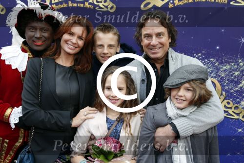 Amsterdam 7 oktober 2012
Premiere Sien en Diego de magische bron van Myra in Pathe Arena
met Jada Borsato Peter Faber en Harold Verwoert ( coole piet Diego) in de hoofdrollen. Marco leontine Luca Jada Senna Mary Borsato en Romy en Jacky Omtzigt .
Peter Smulders bv