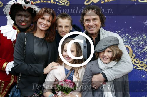 Amsterdam 7 oktober 2012
Premiere Sien en Diego de magische bron van Myra in Pathe Arena
met Jada Borsato Peter Faber en Harold Verwoert ( coole piet Diego) in de hoofdrollen. Marco leontine Luca Jada Senna Mary Borsato en Romy en Jacky Omtzigt .
Peter Smulders bv