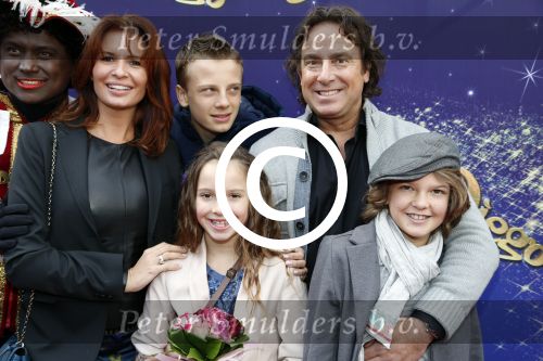 Amsterdam 7 oktober 2012
Premiere Sien en Diego de magische bron van Myra in Pathe Arena
met Jada Borsato Peter Faber en Harold Verwoert ( coole piet Diego) in de hoofdrollen. Marco leontine Luca Jada Senna Mary Borsato en Romy en Jacky Omtzigt .
Peter Smulders bv