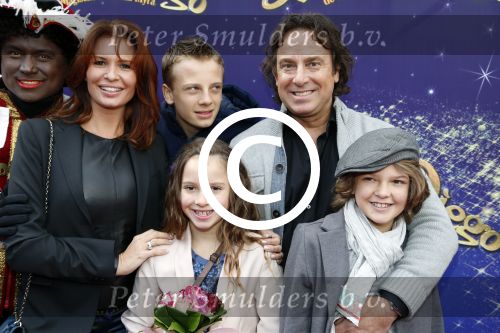 Amsterdam 7 oktober 2012
Premiere Sien en Diego de magische bron van Myra in Pathe Arena
met Jada Borsato Peter Faber en Harold Verwoert ( coole piet Diego) in de hoofdrollen. Marco leontine Luca Jada Senna Mary Borsato en Romy en Jacky Omtzigt .
Peter Smulders bv