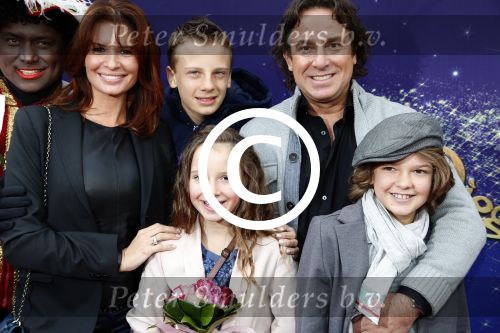 Amsterdam 7 oktober 2012
Premiere Sien en Diego de magische bron van Myra in Pathe Arena
met Jada Borsato Peter Faber en Harold Verwoert ( coole piet Diego) in de hoofdrollen. Marco leontine Luca Jada Senna Mary Borsato en Romy en Jacky Omtzigt .
Peter Smulders bv