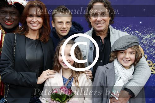 Amsterdam 7 oktober 2012
Premiere Sien en Diego de magische bron van Myra in Pathe Arena
met Jada Borsato Peter Faber en Harold Verwoert ( coole piet Diego) in de hoofdrollen. Marco leontine Luca Jada Senna Mary Borsato en Romy en Jacky Omtzigt .
Peter Smulders bv