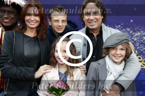 Amsterdam 7 oktober 2012
Premiere Sien en Diego de magische bron van Myra in Pathe Arena
met Jada Borsato Peter Faber en Harold Verwoert ( coole piet Diego) in de hoofdrollen. Marco leontine Luca Jada Senna Mary Borsato en Romy en Jacky Omtzigt .
Peter Smulders bv