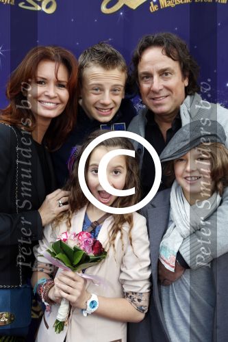 Amsterdam 7 oktober 2012
Premiere Sien en Diego de magische bron van Myra in Pathe Arena
met Jada Borsato Peter Faber en Harold Verwoert ( coole piet Diego) in de hoofdrollen. Marco leontine Luca Jada Senna Mary Borsato en Romy en Jacky Omtzigt .
Peter Smulders bv