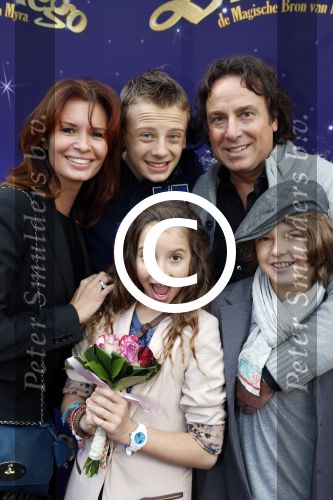 Amsterdam 7 oktober 2012
Premiere Sien en Diego de magische bron van Myra in Pathe Arena
met Jada Borsato Peter Faber en Harold Verwoert ( coole piet Diego) in de hoofdrollen. Marco leontine Luca Jada Senna Mary Borsato en Romy en Jacky Omtzigt .
Peter Smulders bv