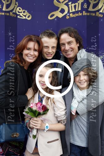 Amsterdam 7 oktober 2012
Premiere Sien en Diego de magische bron van Myra in Pathe Arena
met Jada Borsato Peter Faber en Harold Verwoert ( coole piet Diego) in de hoofdrollen. Marco leontine Luca Jada Senna Mary Borsato en Romy en Jacky Omtzigt .
Peter Smulders bv