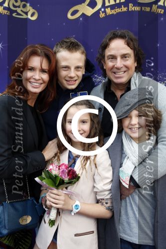 Amsterdam 7 oktober 2012
Premiere Sien en Diego de magische bron van Myra in Pathe Arena
met Jada Borsato Peter Faber en Harold Verwoert ( coole piet Diego) in de hoofdrollen. Marco leontine Luca Jada Senna Mary Borsato en Romy en Jacky Omtzigt .
Peter Smulders bv