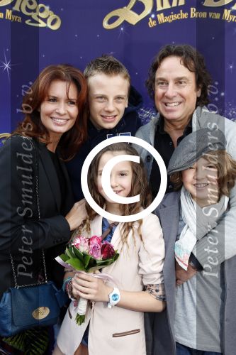 Amsterdam 7 oktober 2012
Premiere Sien en Diego de magische bron van Myra in Pathe Arena
met Jada Borsato Peter Faber en Harold Verwoert ( coole piet Diego) in de hoofdrollen. Marco leontine Luca Jada Senna Mary Borsato en Romy en Jacky Omtzigt .
Peter Smulders bv