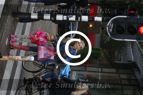 Amsterdam 24 september 2012
Marit v Bohemen met dochter in de storm.
Peter Smulders bv