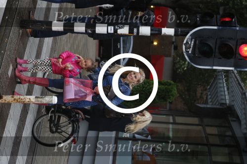 Amsterdam 24 september 2012
Marit v Bohemen met dochter in de storm.
Peter Smulders bv