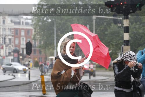 Amsterdam 24 september 2012
Marit v Bohemen met dochter in de storm.
Peter Smulders bv