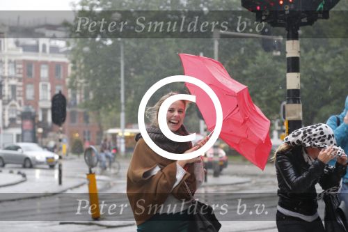 Amsterdam 24 september 2012
Marit v Bohemen met dochter in de storm.
Peter Smulders bv